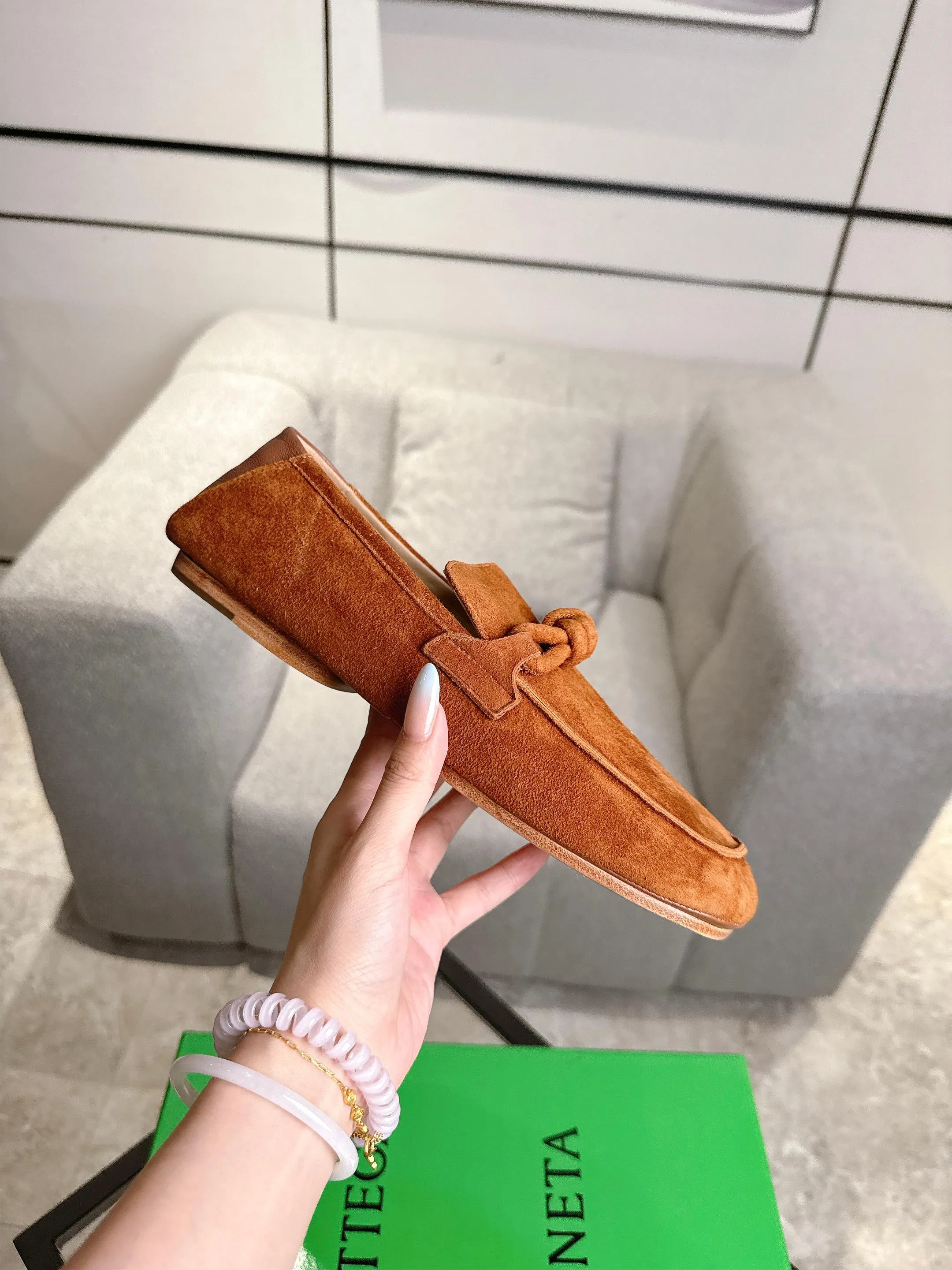 [BV] Top P: 800💰 Size: Women 35-39 (Customized for women 40) Men 39-44 (38.45 non-refundable) Bottega Veneta 2025 Autumn Counter Synchronized Couple Style Bottega Veneta Square Toe Flats Original 1:1 material selection, genuine leather outsole! A one-to-one replica of the original! quality assurance!